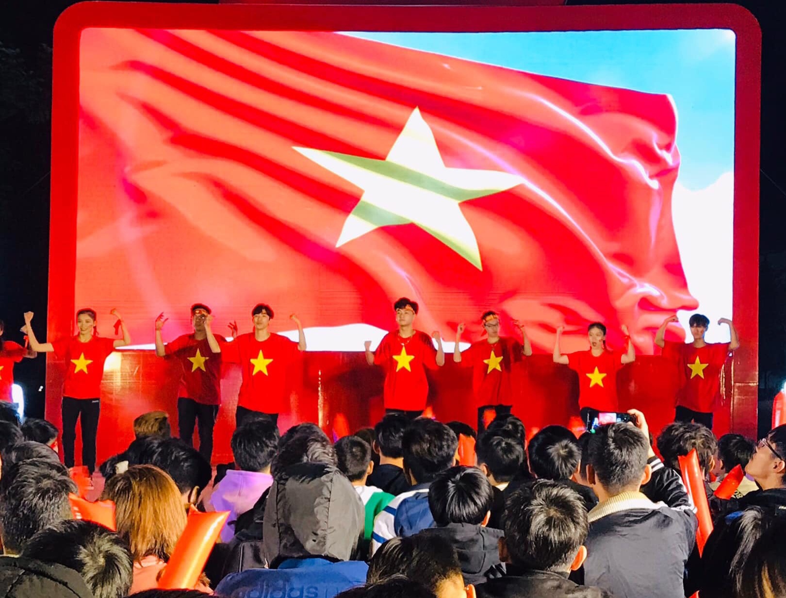 sinh vien xem da bong anh 3