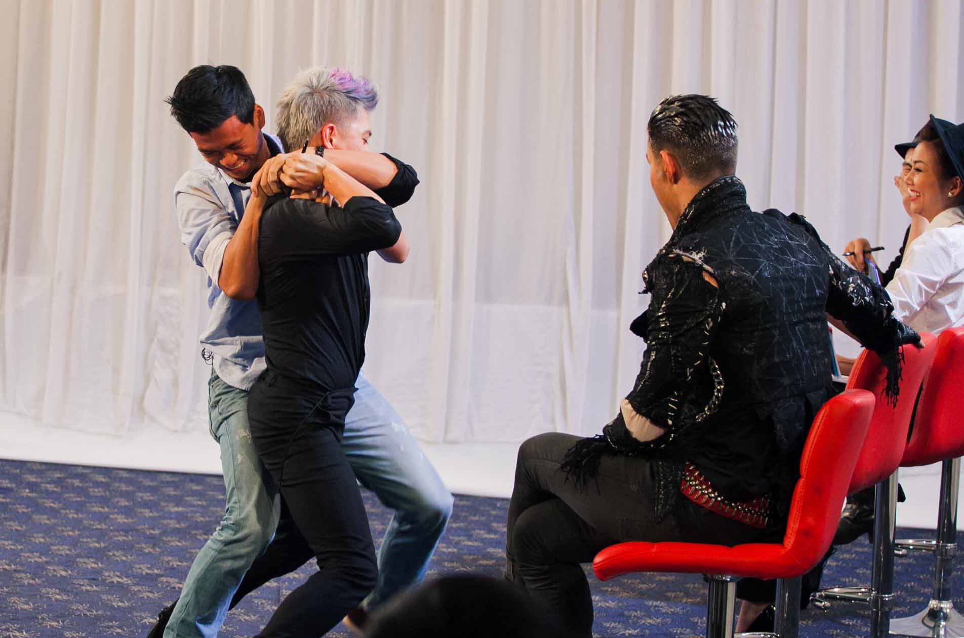 Thi sinh Next Top Model 'danh' giam khao tren san khau hinh anh