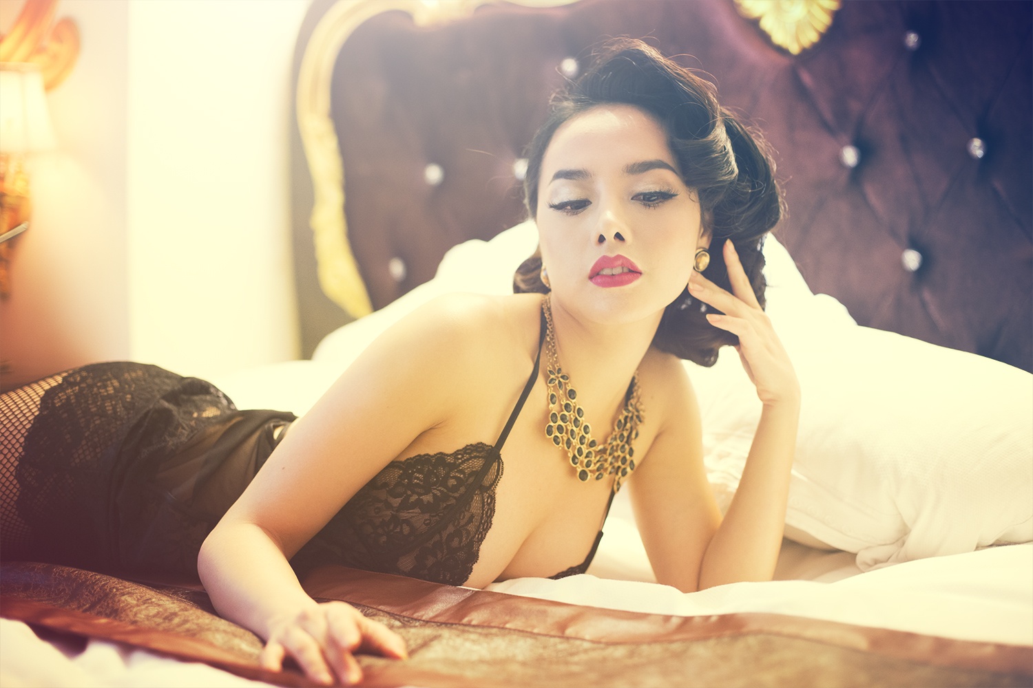 Tu Hanh Van nong bong nhu 'vu nu thoat y' Dita Von hinh anh