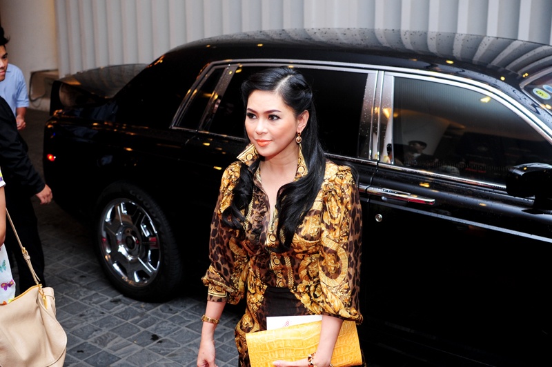 Me chong Ha Tang, Thu Hang tu lai xe 'khung' di su kien hinh anh