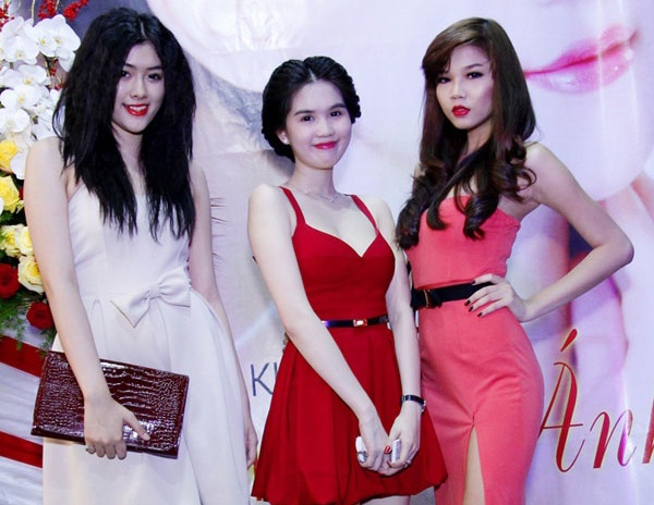 Ngoc Trinh bi boc me chieu cao that khi chup anh chung hinh anh