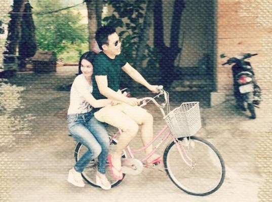Khac Tiep lang man cho Ngoc Trinh bang xe dap hinh anh