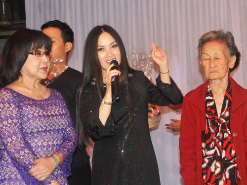 Em gai Cam Ly ve nuoc mung tho nghe si lao thanh hinh anh