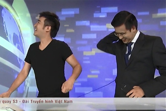 'Hau truong bep nuc' cua BTV Thoi su 19h Quang Minh hinh anh