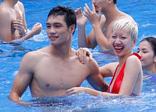 Trai xinh, gai dep Next Top Model khoe voc dang o ho boi hinh anh