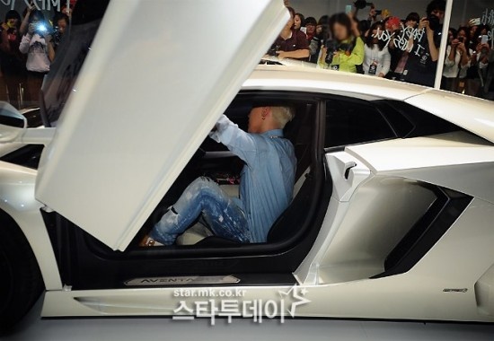 G-Dragon khien fan 'lac mat' voi xe sang Lamborghini hinh anh