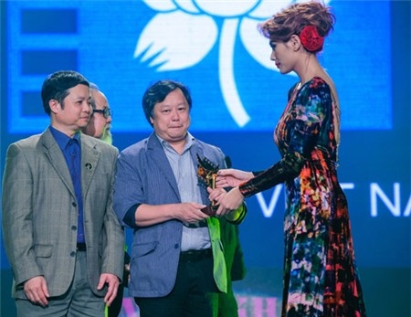 Nhung khoanh khac do khoc, do cuoi tai cac le trao giai Vbiz hinh anh