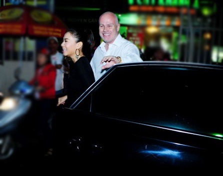 Chong Tay dung xe sang dua Thu Minh di xem The Voice hinh anh