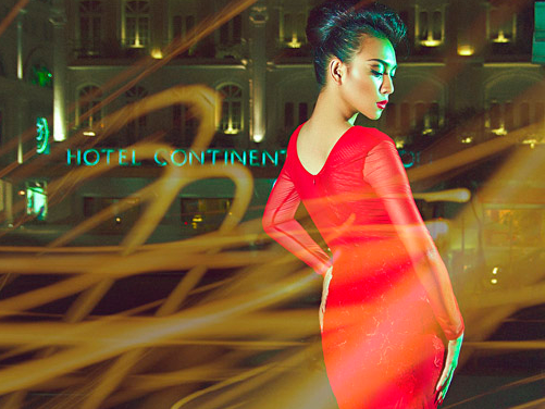 Dieu Huyen tao dang goi cam giua pho dem Sai Gon hinh anh