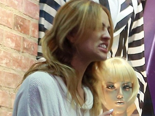 Miley Cyrus bi bo moi Liam 'cuoi nhao' giua duong hinh anh