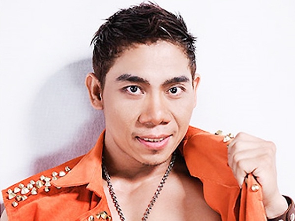 Van Mach manh dan lam nguoi mau catwatk thoi trang hinh anh