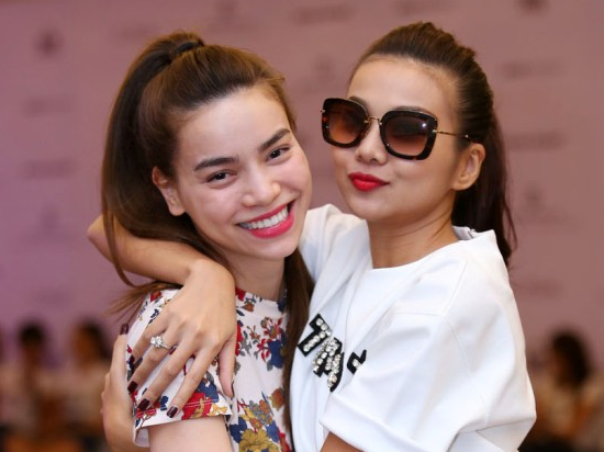 Thanh Hang om chat Ha Ho o hau truong hinh anh