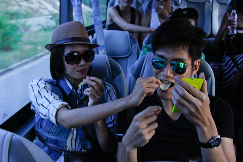 Thi sinh Next Top dinh nghi an yeu duong tinh tu tren xe bus hinh anh