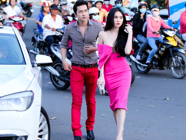 Ngoc Trinh vay bat mat duoc trai dep thap tung di tiec hinh anh