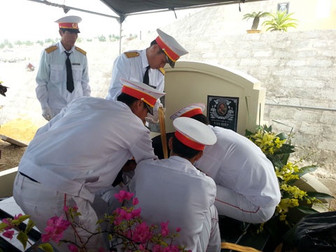 Da dua tro cot NSUT Van Hiep ve noi yen nghi hinh anh