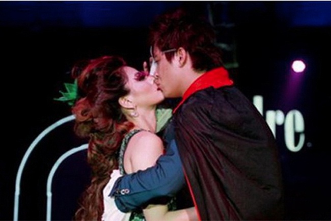 'Canh nong' ngap tran san dien thoi trang hinh anh