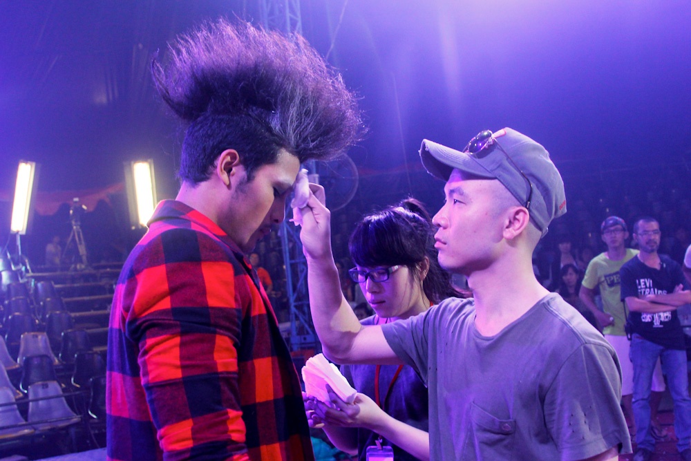 Do Manh Cuong tan tinh cham soc hot boy Next Top Model hinh anh