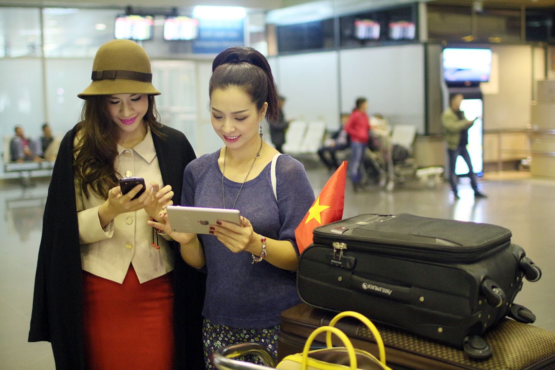 Thuy Hang ra san bay tien dan em di thi hoa hau hinh anh