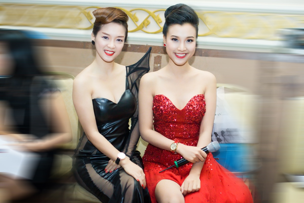 Dinh Huong - Hoang Oanh dua nhau dien vay xe cao sexy hinh anh