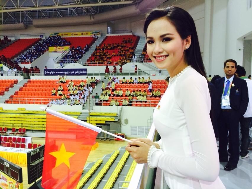 Hoa hau Diem Huong duyen dang du le khai mac SEA Games hinh anh