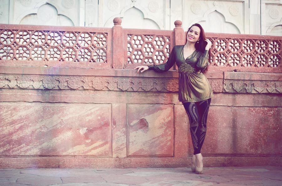 Thuy Hanh dien quan om sat khoe chan dai o An Do hinh anh