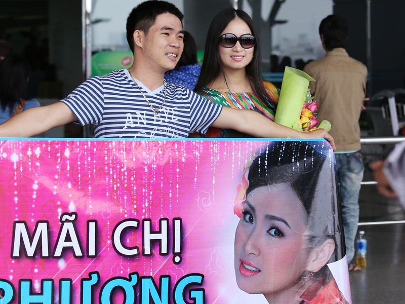 Em gai ty phu cua Cam Ly mac gian di ra san bay ve My hinh anh