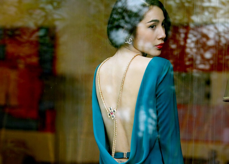 Thuy Tien buong lung tran quyen ru hinh anh