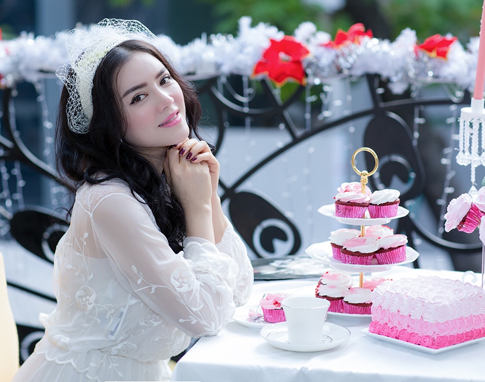 Ly Nha Ky lam tieu thu lang man duoi nang chieu hinh anh