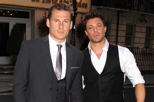 2 thanh vien nhom Blue tung co quan he yeu duong voi nhau hinh anh