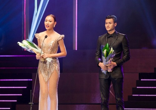 Dieu Huyen dien dam xuyen thau nhan giai o Han quoc hinh anh