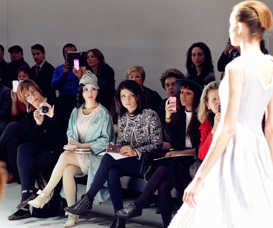 Ly Nha Ky noi bat tren hang ghe dau Paris Fashion Week hinh anh