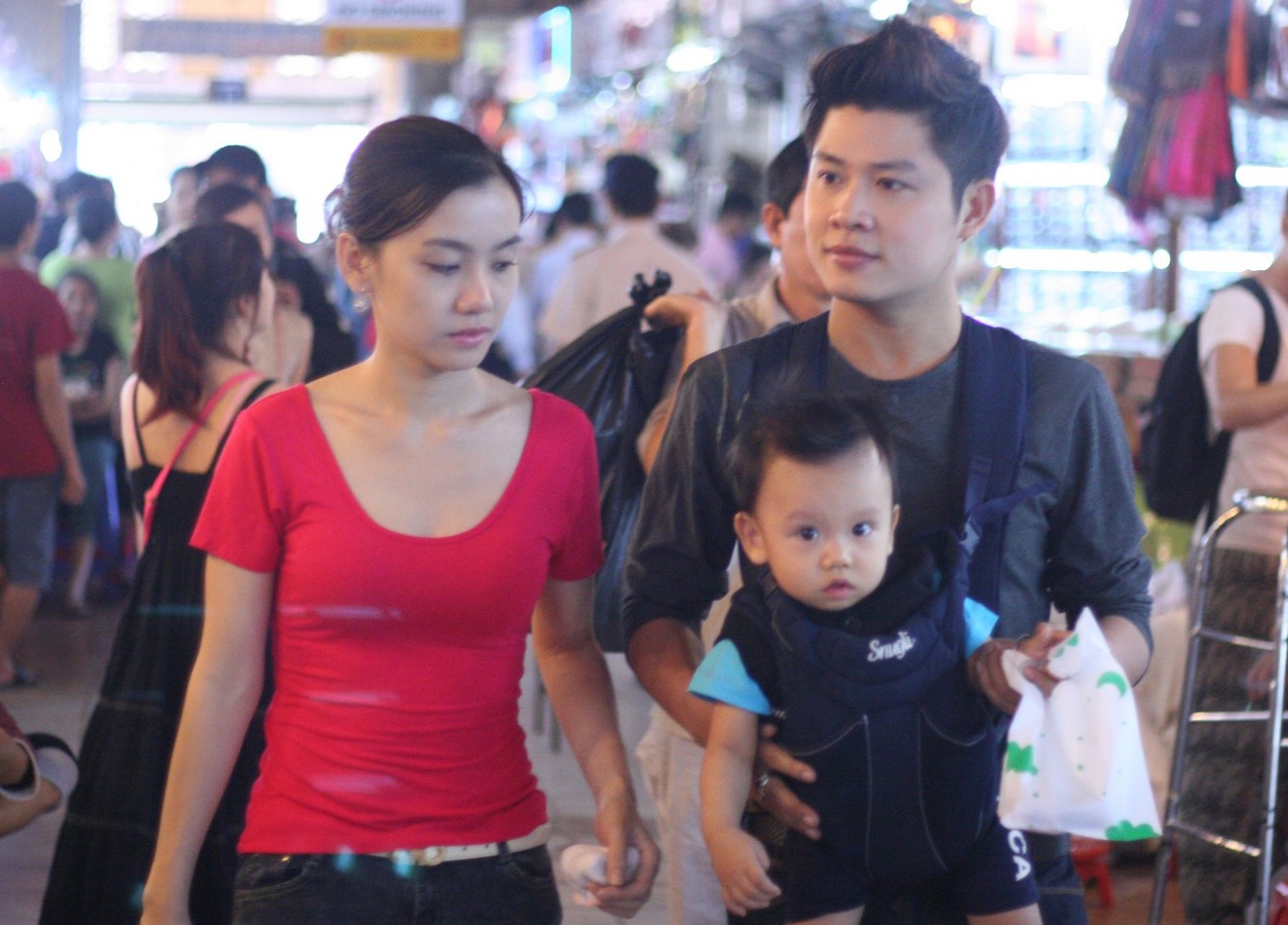 Nhac si Nguyen Van Chung dao pho cung vo dep con xinh hinh anh