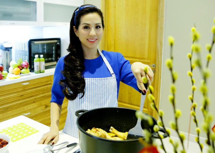 Quy ba Thu Hoai vao bep tro tai nau mon Dai Loan hinh anh