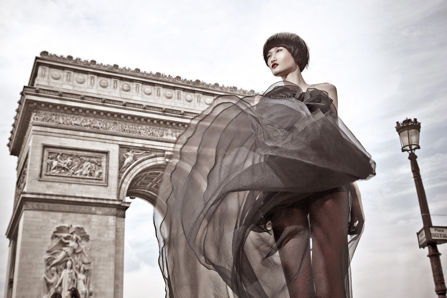 Kha My Van kieu sa, lanh lung giua Paris hinh anh