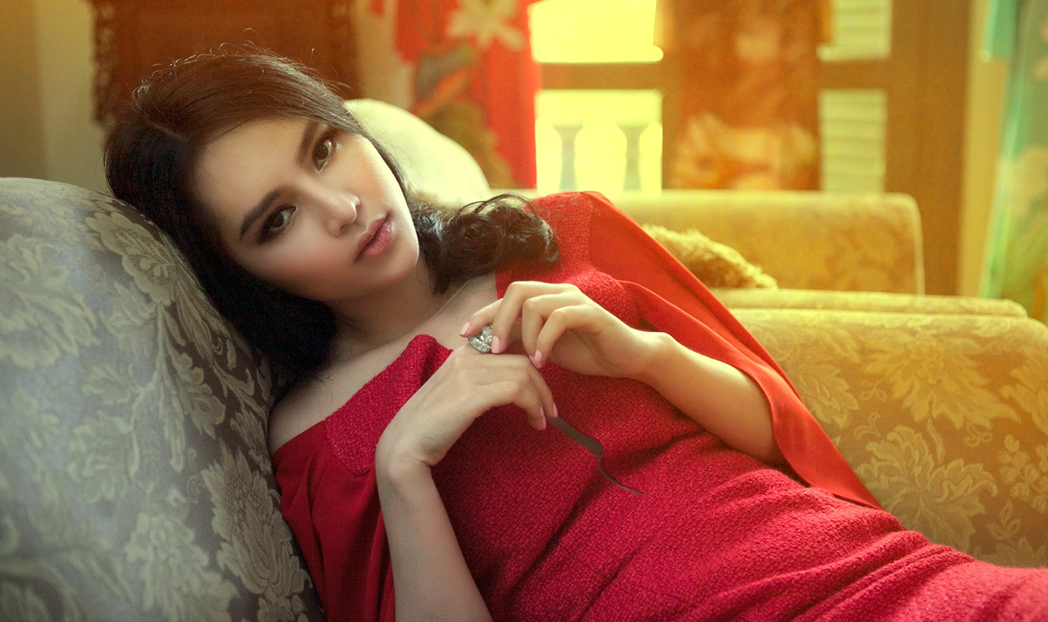 Chon trang phuc quyen ru cho tiec dau nam moi hinh anh