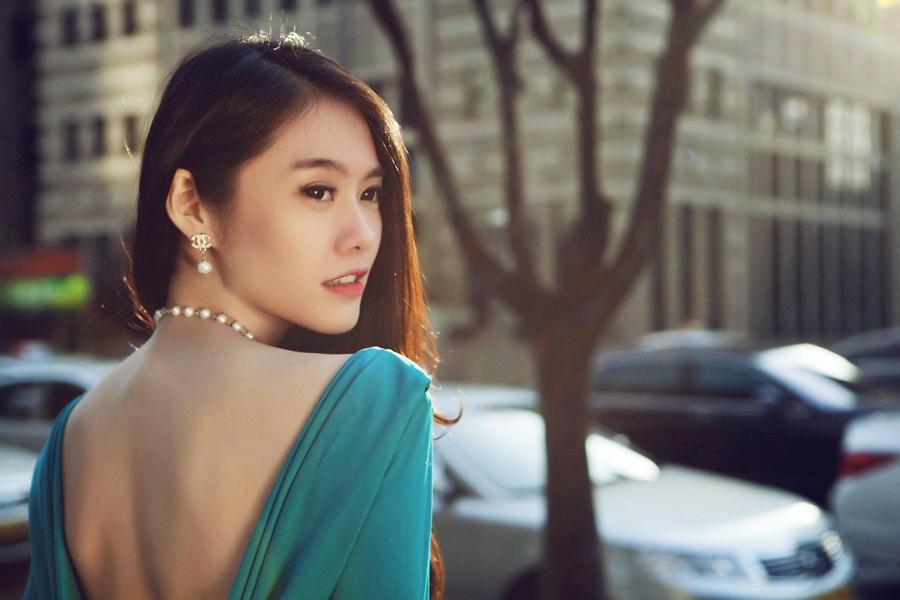 Linh Chi lung tran goi cam dao pho Seoul hinh anh