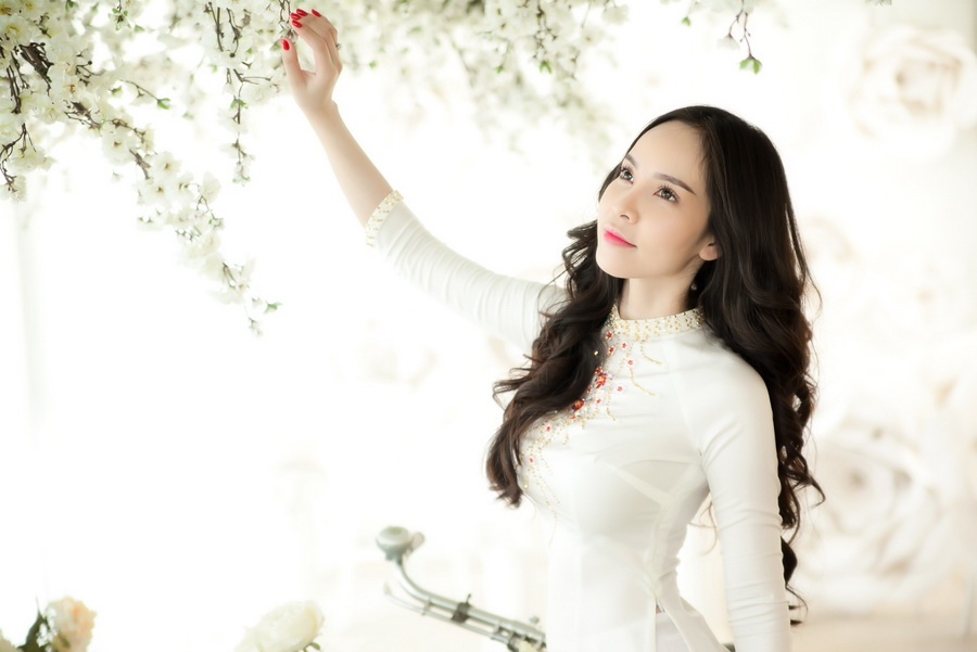 Ngoc Bich nhe nhang ao dai nu sinh don nam moi hinh anh