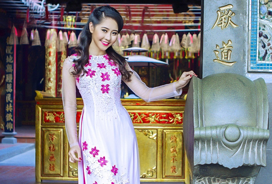 Tuong Vi dien ao dai di le chua dau nam hinh anh