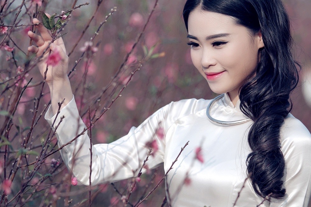 Nguoi dep dien ao dai tinh khoi giua vuon hoa xuan hinh anh