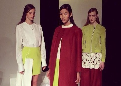 Hoang Thuy tiep tuc gay an tuong manh o London Fashion Week hinh anh