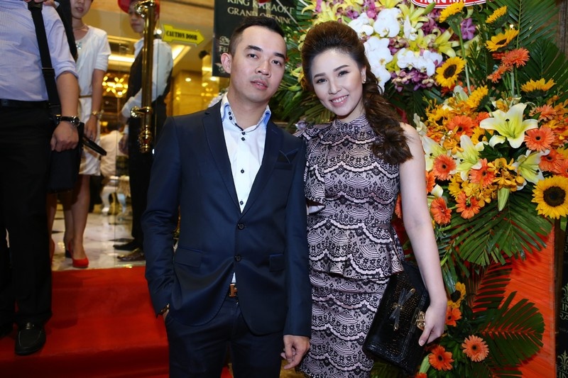 Quynh Thu cong khai ban trai dai gia trong buoi tiec hinh anh