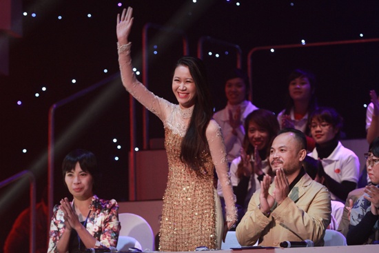 Hoa hau Duong Thuy Linh bi che hoc dot hon hoc sinh lop 12 hinh anh