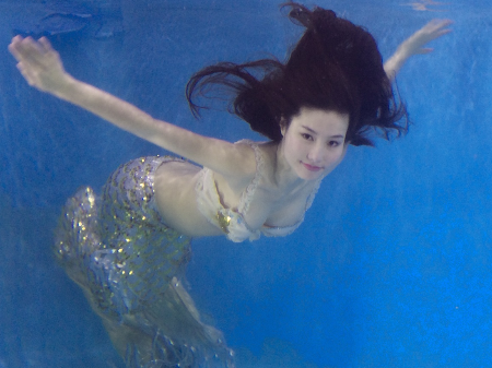 Diem My 9X lam nang tien ca sexy duoi nuoc hinh anh