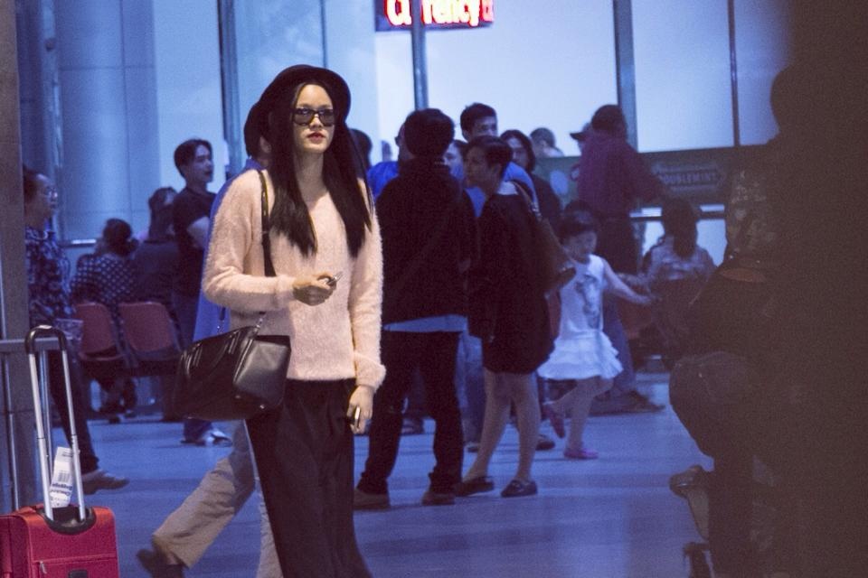 Tuyet Lan dien street style phui bui o san bay Sai Gon hinh anh