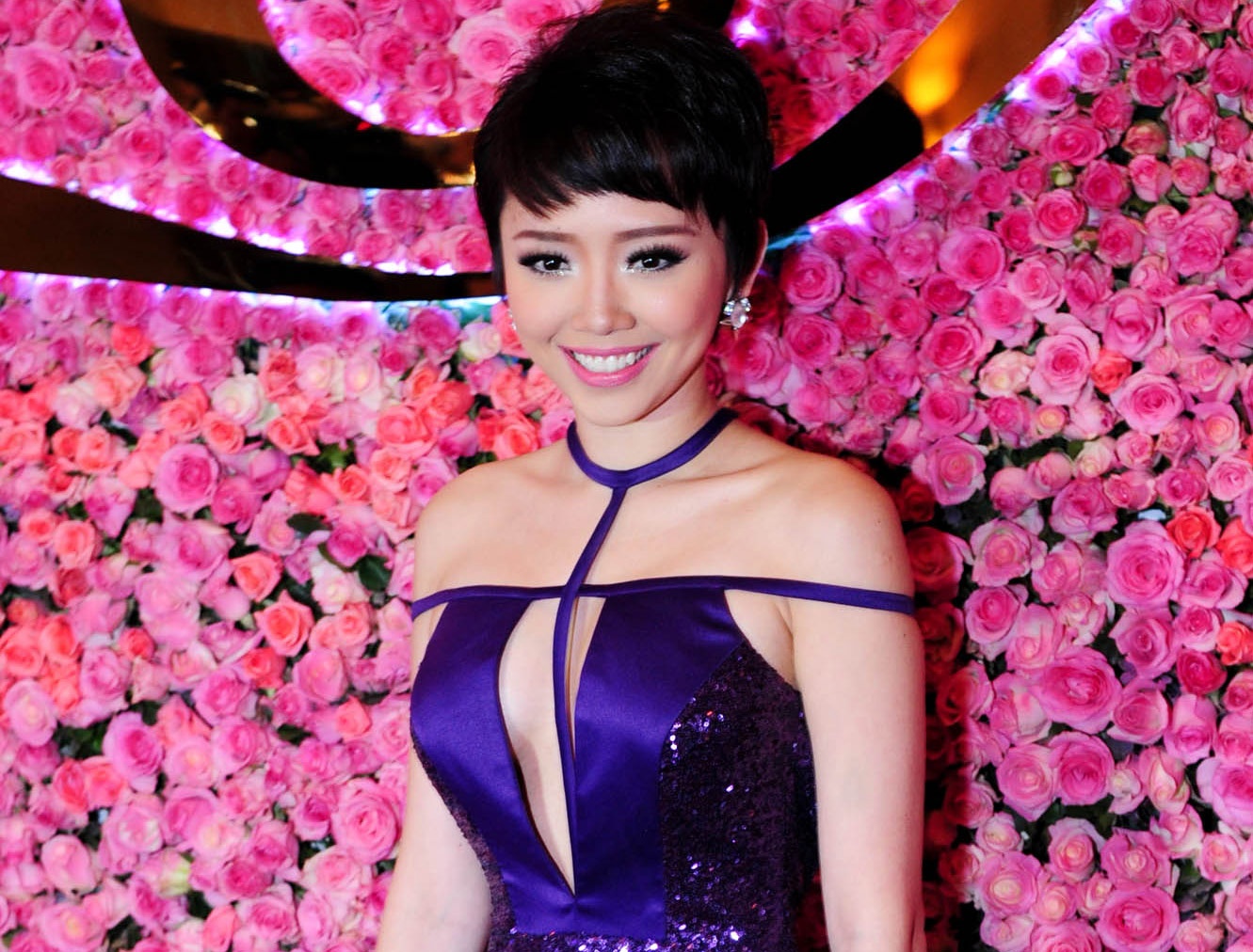 Toc Tien dien dam cat xe tao bao tren tham do hinh anh