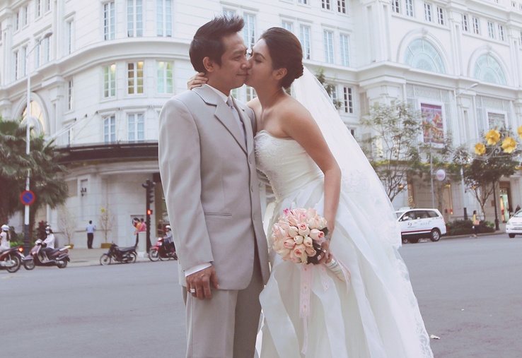 Anh cuoi lang man cua ban gai cu Nam Thanh va chong dai gia hinh anh