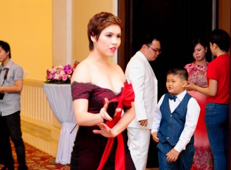 Hoang My an dien goi cam du dam cuoi chi gai hinh anh