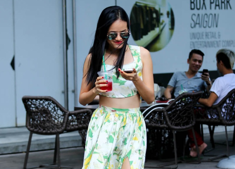 Tuyet Lan mac crop-top eo thon noi bat giua pho Sai Gon hinh anh