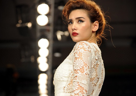 Hoang Yen kieu sa, sac lanh tren san catwalk hinh anh