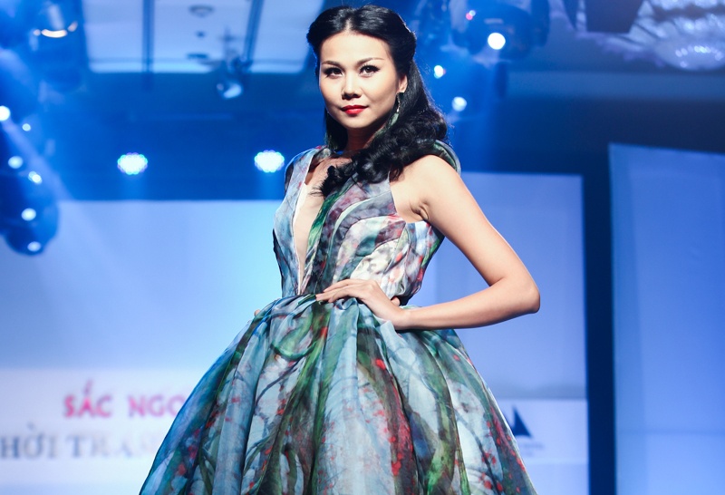 Thanh Hang kieu sa voi hoa tiet hoa mua he hinh anh